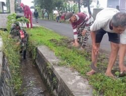 Gotong Royong Babinsa Klampok Dan Warga Bersihkan Sungai Untuk Cegah Banjir Dan Jaga Lingkungan.