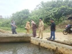 Masyarakat Melapor, Anggota DPRD Lutim Bergerak Tinjau Sungai Perbatasan.