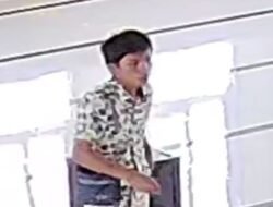 Diduga Berkedok Sales Dan Koperasi, Pelaku Pencurian Kotak Amal Terekam CCTV Di Masjid Al Mujahidin Beringin Jaya.