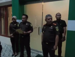 Merugikan Negara Melalui Dana APBDES Dan BKK. Kades Balai Kembang Resmi Gunakan Rompi Merah Milik Kejari Lutim.