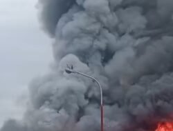 BreakingNews : Kebakaran Di Sorowako, Ada Warga Dikabarkan Terjebak Dalam Kepulan Api Dan Asap Tebal. Rusdi Layong : Semoga Tidak Ada Korban Jiwa.
