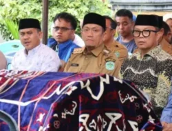 Hadiri Pemakaman Guru Di Towuti, Aripin Turut Berbelasungkawa.