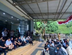 Pimpinan dan Anggota DPRD Luwu Timur Menerima Pengunjuk Rasa.