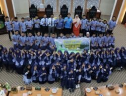 Puluhan Siswa SMPIT Al Bina Tomoni Berkunjung Ke DPRD Lutim.