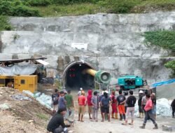 Terowongan Pembangunan PLMT Pasokkoran Longsor, Dua Operator Terjebak.
