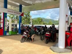 Terpantau Lancar, Bernisergi Polsek Towuti Dan Management SPBU Asuli Demi Kelancaran Penyaluran BBM.