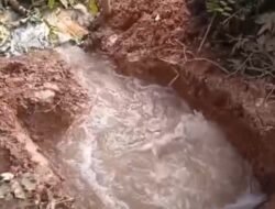 Pipa Air Induk Bocor, Warga Asuli Berharap Segera Ditangani Sebelum Airnya Meluap Ke Pemukiman.
