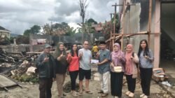 Pemdes Asuli Serahkan Bantuan Tiga Warga Korban Kebakaran.