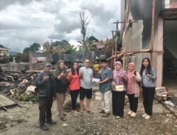 Pemdes Asuli Serahkan Bantuan Tiga Warga Korban Kebakaran.