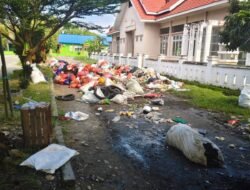 Tumpukan Sampah Diarea Kantor Camat Tomoni Jadi Sorotan, Ini Penyebabnya.
