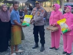 Wujud Kepedulian, Kapolsek Mangkutana Bersama Bhayangkari Salurkan Bantuan Korban Kebakaran.