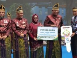 Penyerahan Truk dan Kontainer Sampah dari PT CLM, Ketua DPRD Ober Datte Turut Mendampingi.