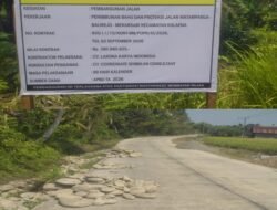 Material Proyek Menumpuk di Bahu Jalan Watangpanua, Keselamatan Pengguna Jalan Dipertaruhkan.