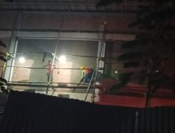 Pekerja Proyek Pasar Tomoni Diduga Bekerja di Ketinggian Tanpa Full Body Harness, Pengawasan Dipertanyakan.