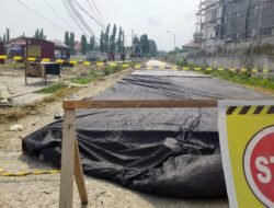 Peningkatan Akses Jalan Masuk Perkantoran dan SMPN 1 Tomoni Masuki Tahap Pengecoran. Selamat Tinggal Jalan Berdebu.