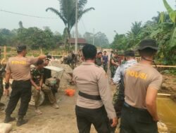 Sinergi TNI-Polri, Personil Polres Luwu Timur Bersama Koramil Nuha Turun Langsung Sukseskan TMMD ke-130 di Parumpanai.