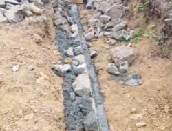 Proyek Jalan Poros Mariri Senilai Rp1,8 Miliar Disorot, Pekerja Diduga Abaikan K3 dan Pemasangan Drainase Dipertanyakan