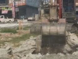Tindak Lanjut Teguran Bupati: Rekanan Turunkan Alat Berat, Bongkar dan Gali Ulang Pondasi Proyek Penataan Lapangan Tomoni